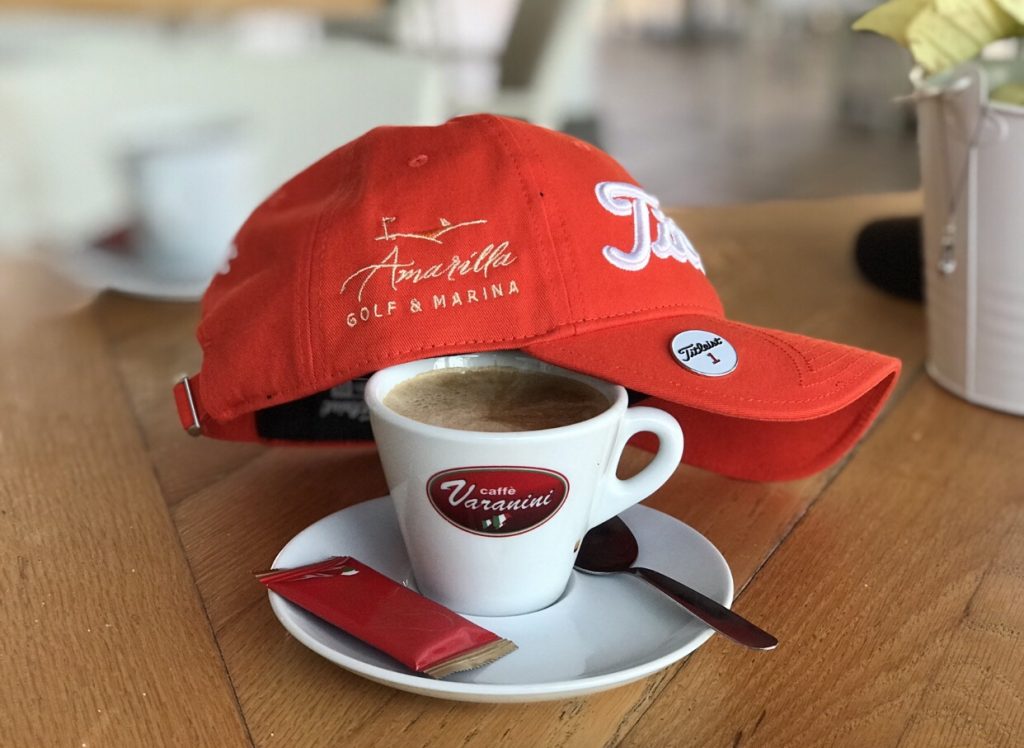 Guter Kaffee und Titleist Cap mit Logo